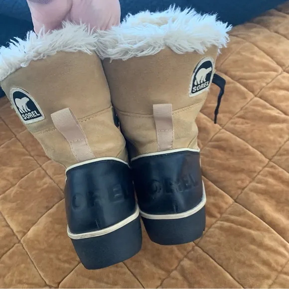 Sorel tan and black furry short snow boots size 7