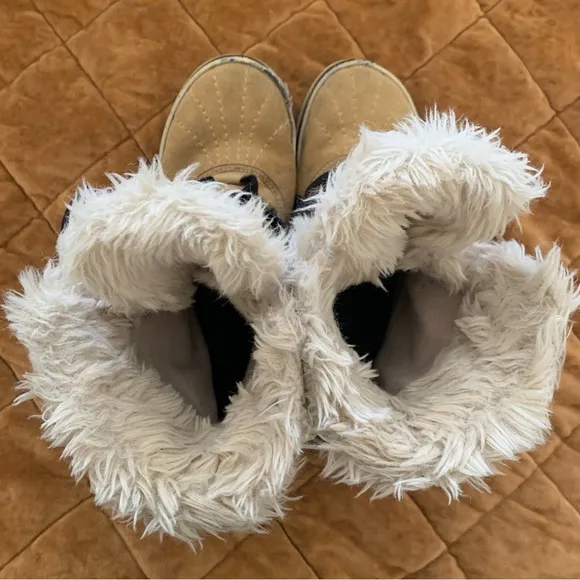 Sorel tan and black furry short snow boots size 7