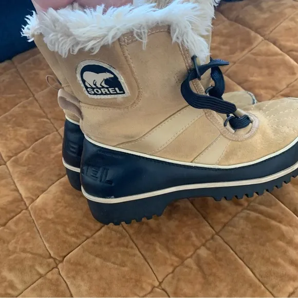 Sorel tan and black furry short snow boots size 7