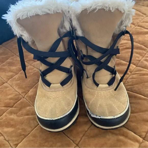 Sorel tan and black furry short snow boots size 7