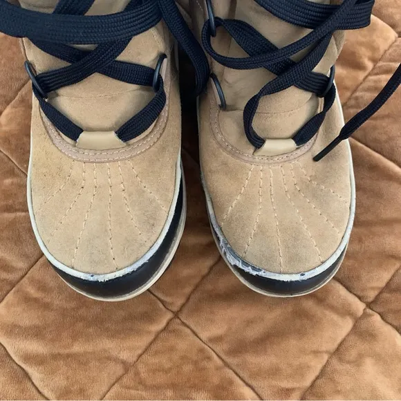 Sorel tan and black furry short snow boots size 7