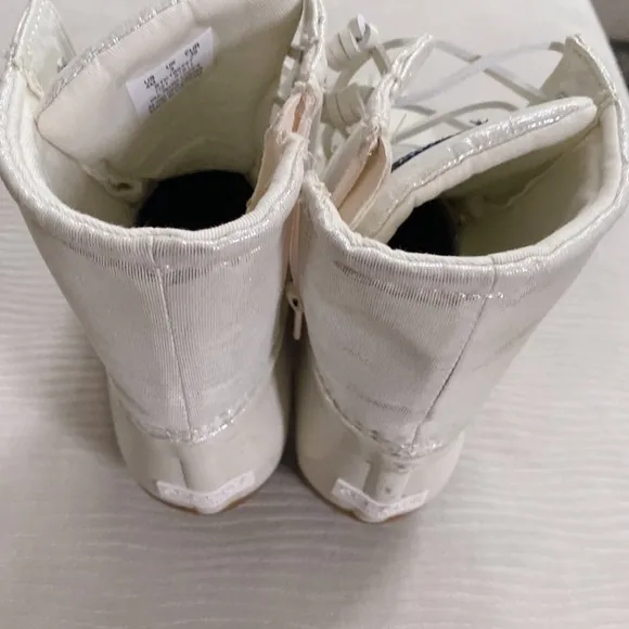 SPERRY Girls cream colored winter rubber snow boots size 4 youth kids