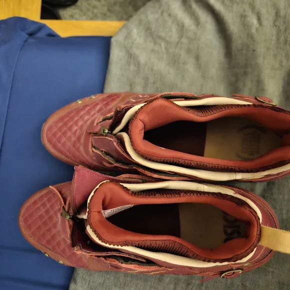 Stylish Burgundy Women's Sneakers