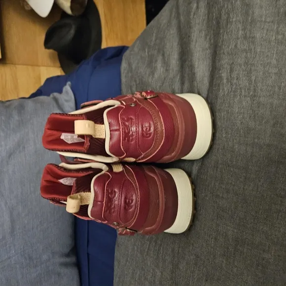 Stylish Burgundy Women's Sneakers