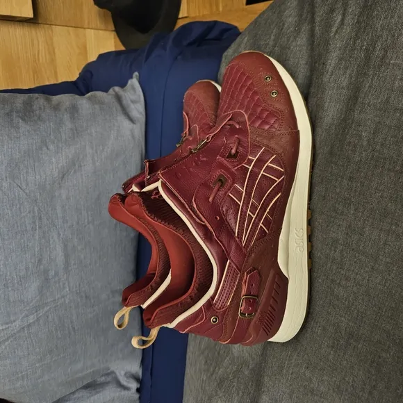 Stylish Burgundy Women's Sneakers