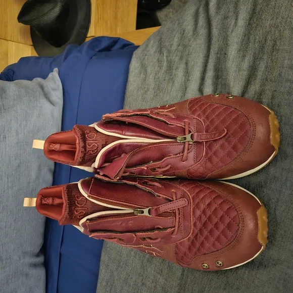 Stylish Burgundy Women's Sneakers