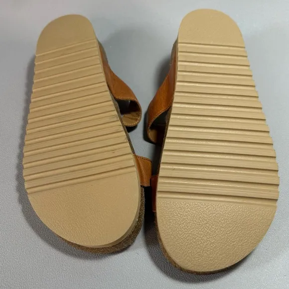 Taos Lola Tan Leather Flat Thong Cork Footbed Sandals