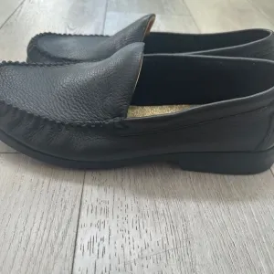 The Walking Company men's black leather loafers‎ size 45 business casual shoe