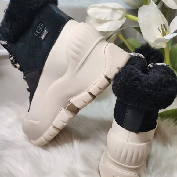 UGG ADIROAM HIKER BLACK BOOTS - WOMEN'S size10 new