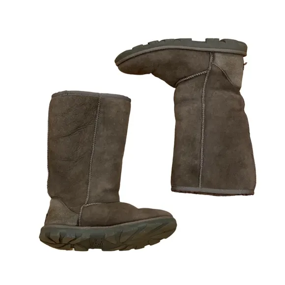 UGG Essential Tall Classic Gray Boot Thick Sole Sheepskin 7 Snow Winter Cozy