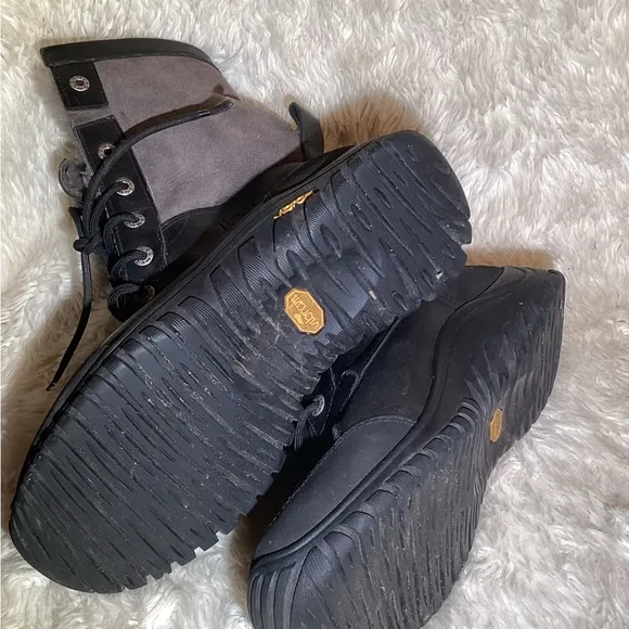 Ugg snow boots s/n 1906 Adirondack boots size 9