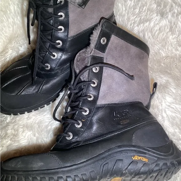 Ugg snow boots s/n 1906 Adirondack boots size 9