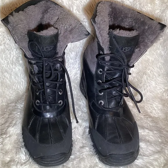 Ugg snow boots s/n 1906 Adirondack boots size 9