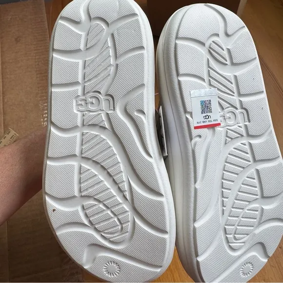 Ugg sport yeah white sandals size 3 nwt