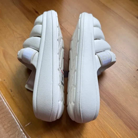 Ugg sport yeah white sandals size 3 nwt