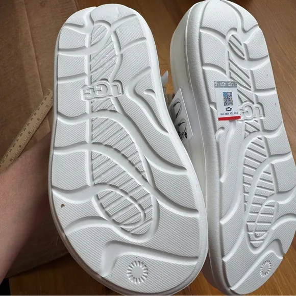 Ugg sport yeah white sandals size 3 nwt
