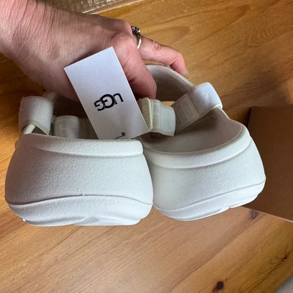 Ugg sport yeah white sandals size 3 nwt