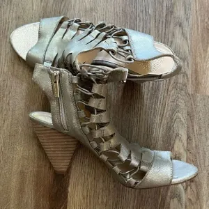 Vince Camuto‎ Women's Heeled Sandals Side Zipper Silver Size 8.5