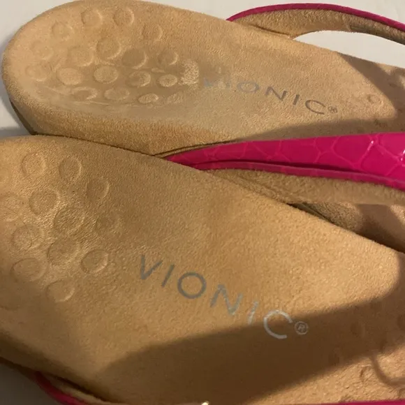 Vionic Dragonfruit Bella II Toe Post Leather Sandals