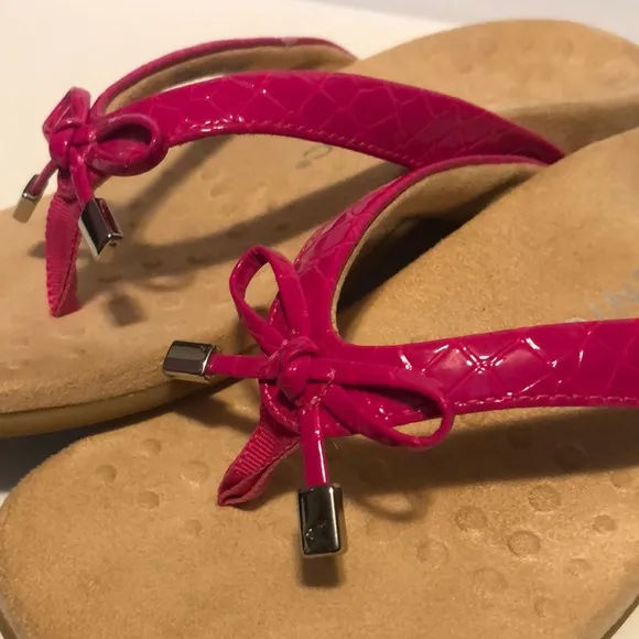 Vionic Dragonfruit Bella II Toe Post Leather Sandals